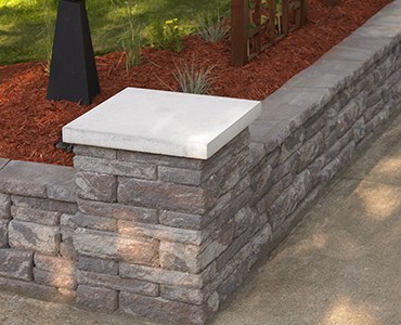 Anchor Wall Highland Stone corner wall with white cap