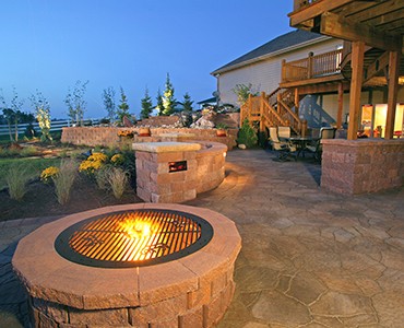 Highland Stone fire pit, random paving system patio and freestanding retaining wall seating